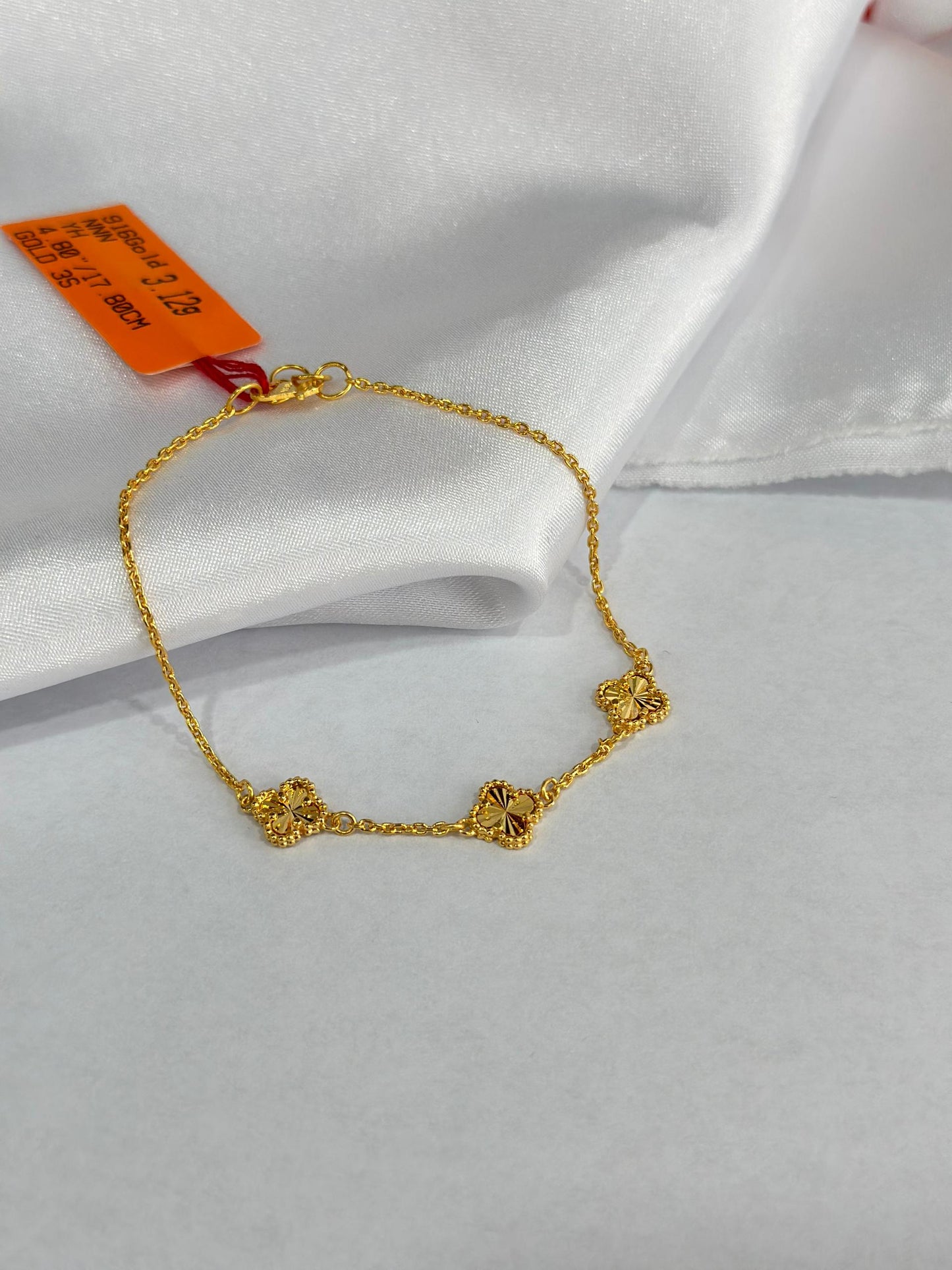 “elegant bracelets for her, a perfect gift for anniversary or any moment. - 一款适合送给她的手链。”