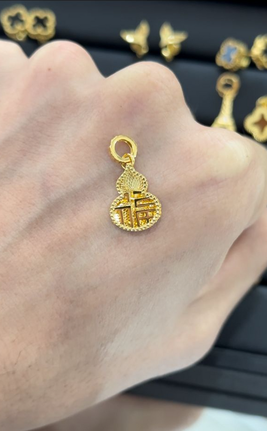 "Kedai Emas Hua Shing's 916/22K Fortune Gold Pendant, 金福葫芦吊坠，完美传递招财与好运，经典闪耀。"