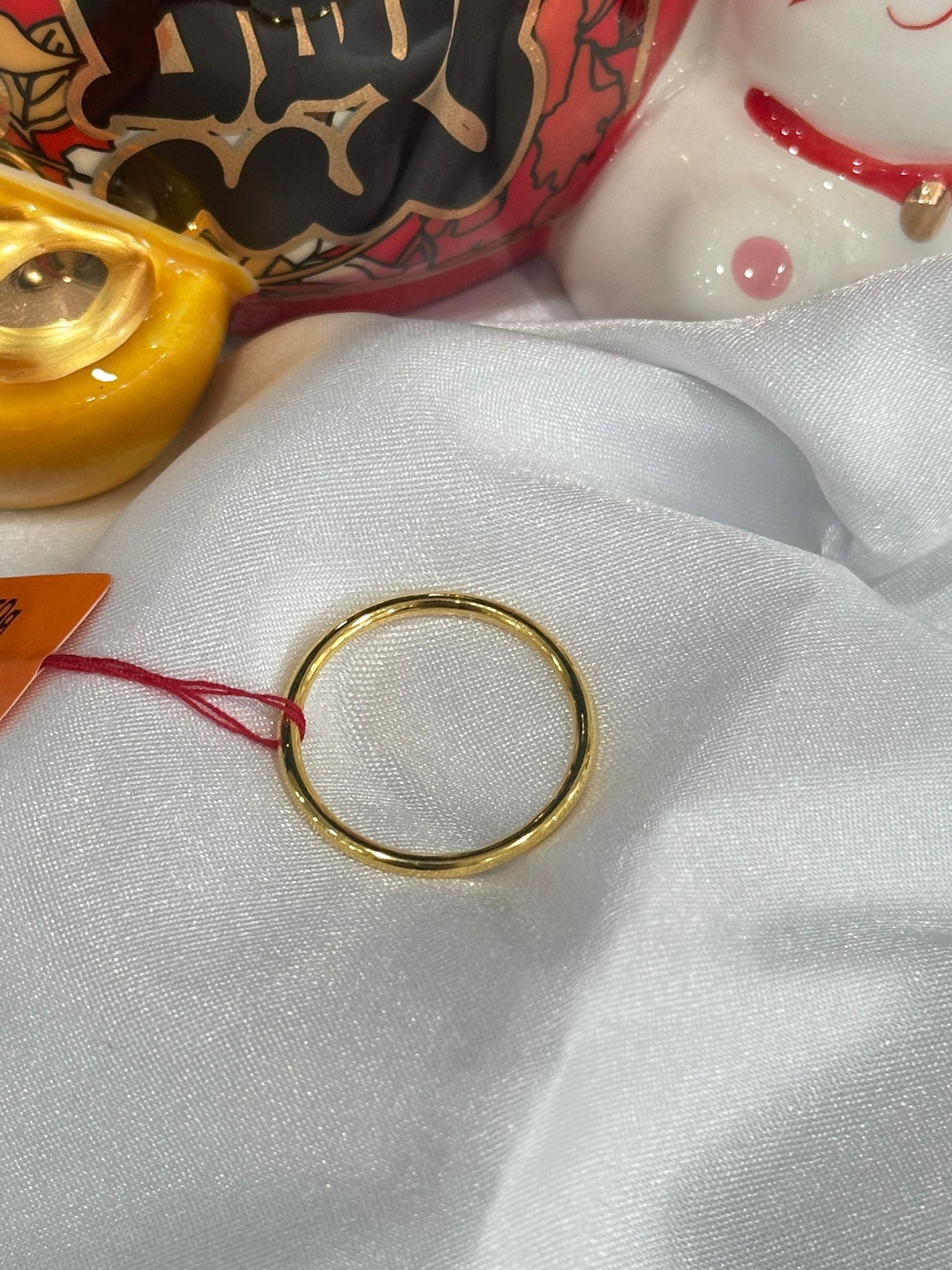  "Elegant 22K plain gold ring by Kedai Emas Hua Shing, perfect for young women seeking trendy and affordable jewelry, 时尚又实惠，非常适合追求潮流与简约风格的年轻女性。"