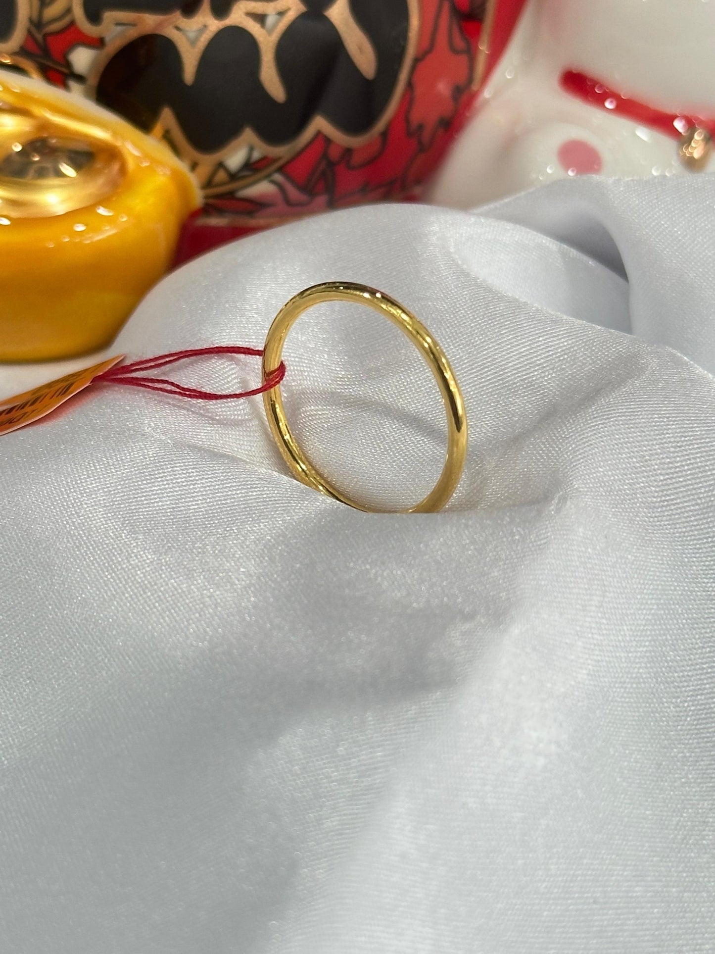 "Stylish and affordable 22K gold ring by Kedai Emas Hua Shing, 时尚实惠的22K纯金戒指，专为年轻女性设计，适合日常佩戴或特别场合。"