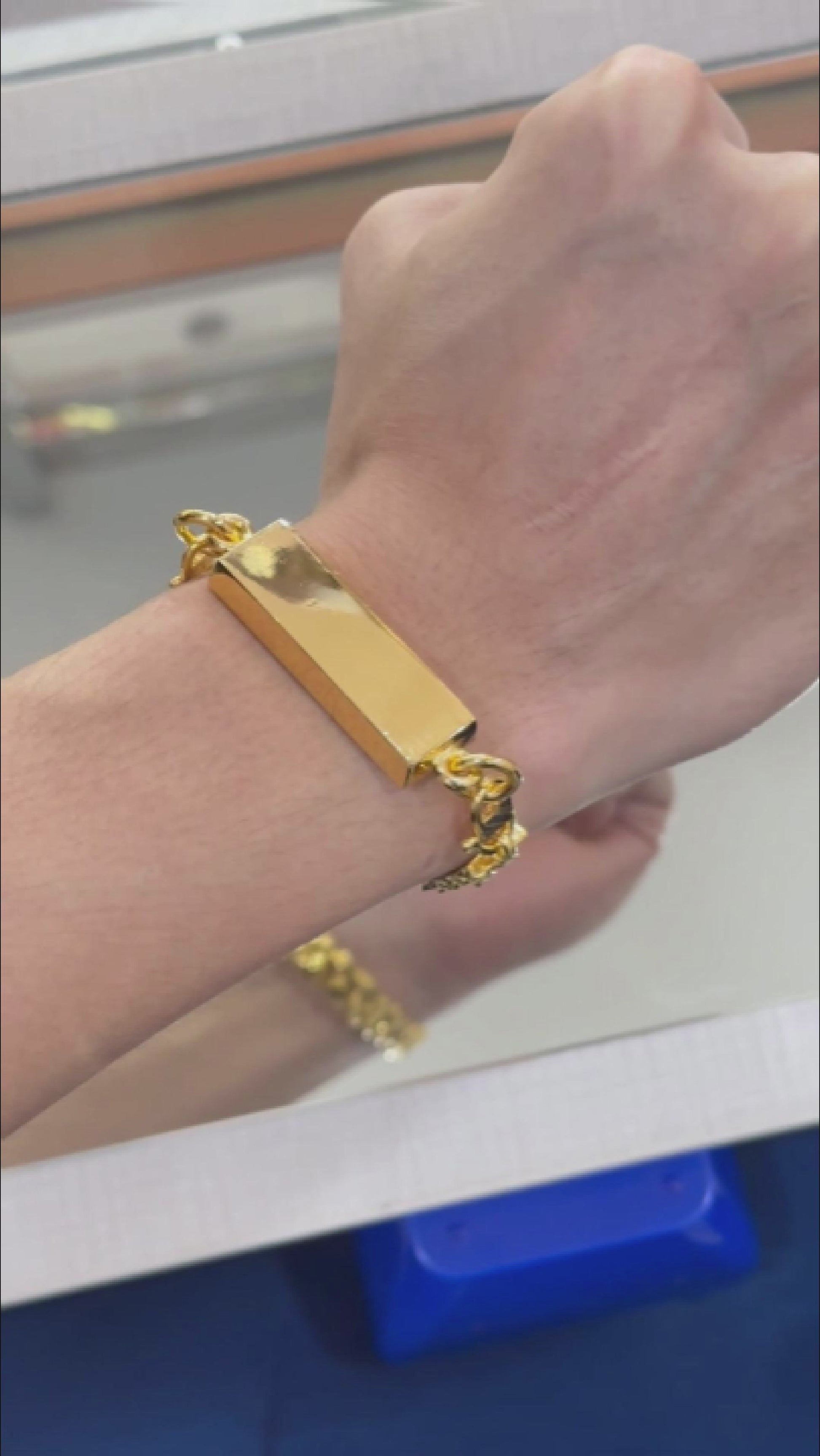 "Gold Bar on Bracelets, a stylist and unique man bracelets design(金条手链，适合男士的手链)"