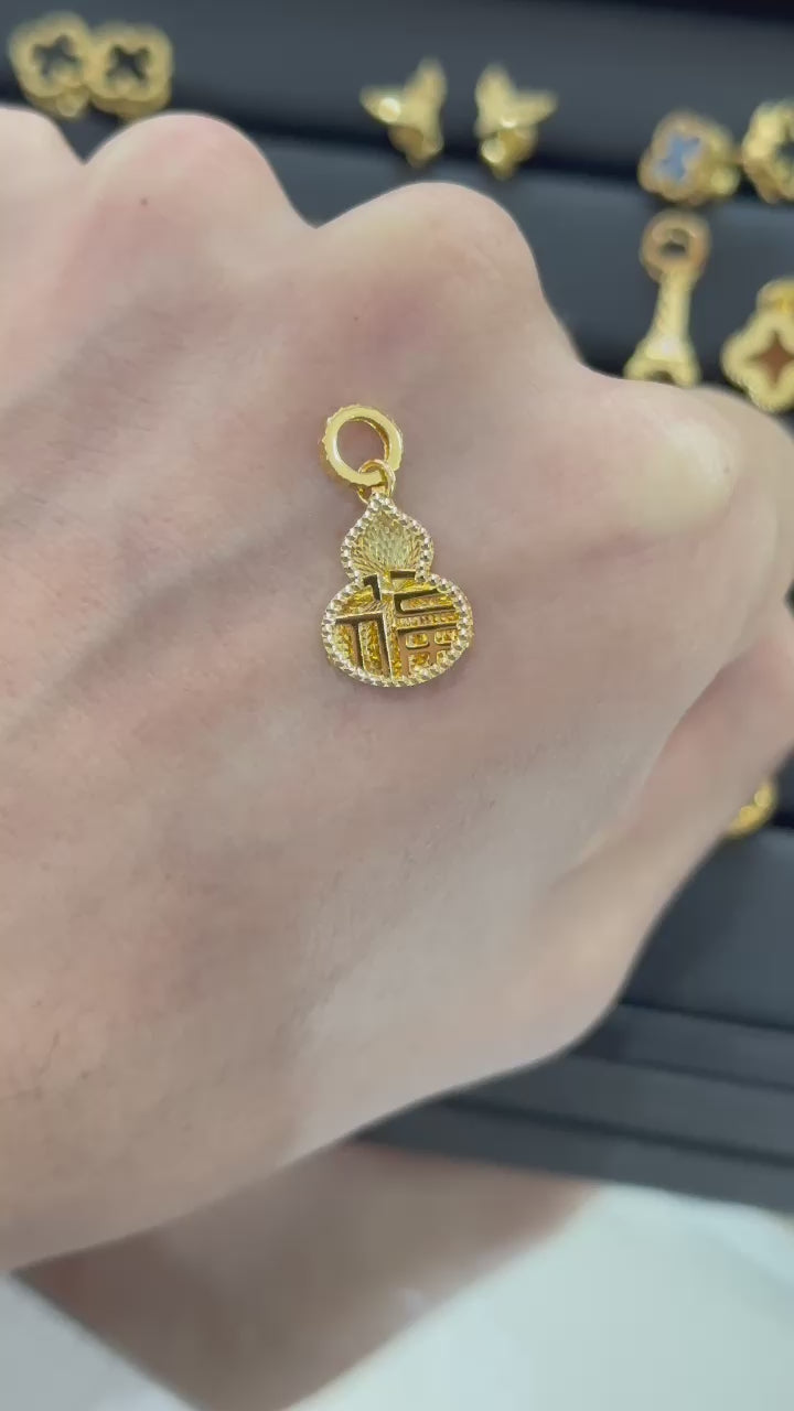 "Kedai Emas Hua Shing's 916/22K Fortune Gold Pendant, 金福葫芦吊坠，完美传递招财与好运，经典闪耀。"